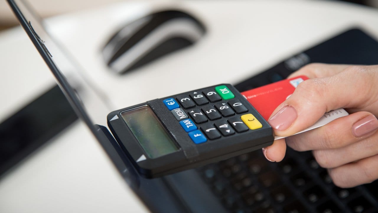 TAN-Generatoren als eigene kleine Geräte bieten die Banken bislang fast ausschließlich fürs Online-Banking an. TAN-Generatoren als eigene kleine Geräte bieten die Banken bislang fast ausschließlich fürs Online-Banking an.