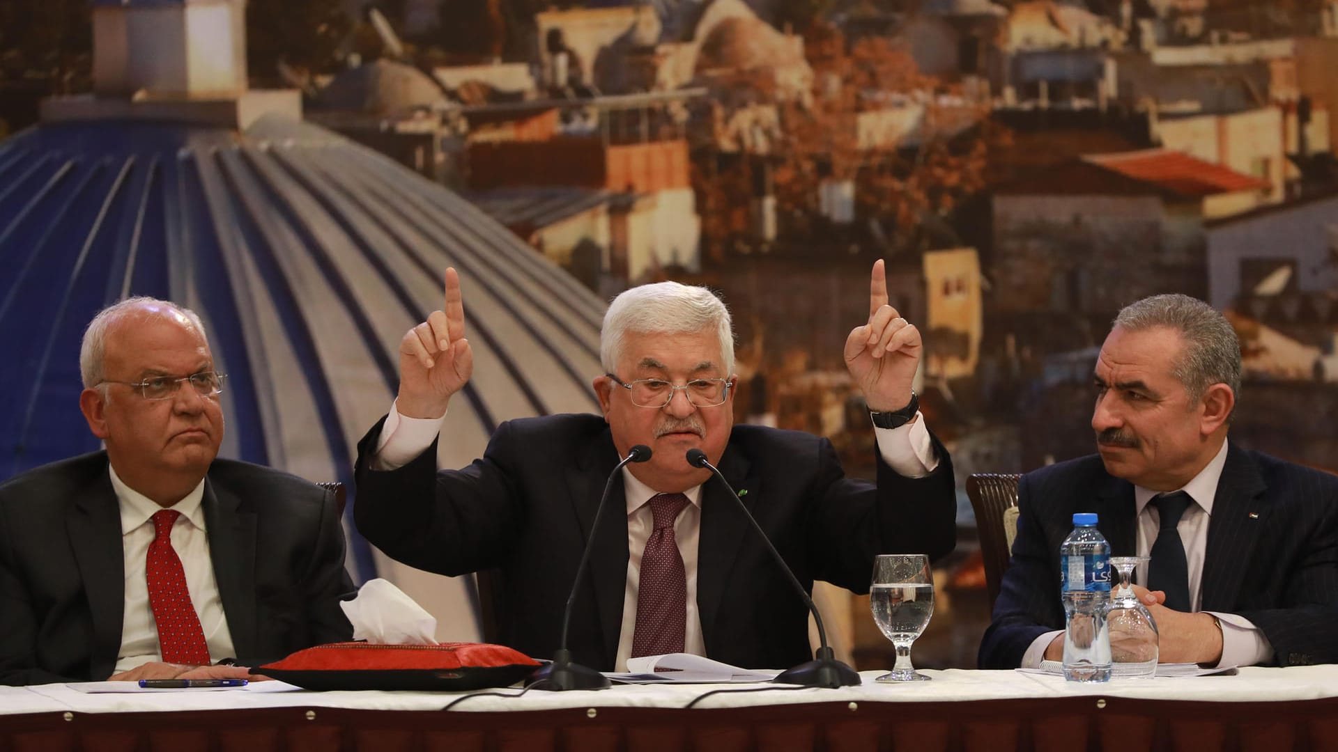 "NZZ": "Kurzum, die Israeli bekommen sämtliche Stücke des Kuchens und die Palästinenser ein paar Krümel. Welchen Anreiz Letztere haben sollen, sich auf einen solchen Deal einzulassen, ist schleierhaft. (...). Der Plan wird keinen Frieden bringen. Im Gegenteil. Er schürt neue Spannungen und könnte gar zu einem Wiederaufflammen der Intifada führen."