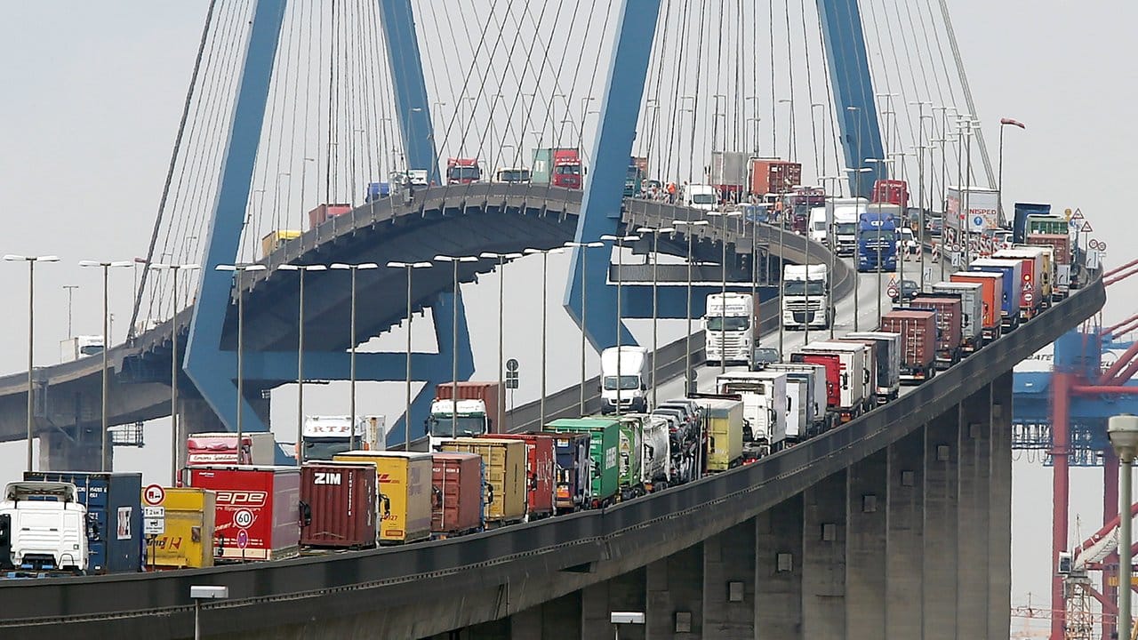 Mit Containern beladene Lastwagen stauen sich auf der Köhlbrandbrücke im Hamburger Hafen. Mit Containern beladene Lastwagen stauen sich auf der Köhlbrandbrücke im Hamburger Hafen.