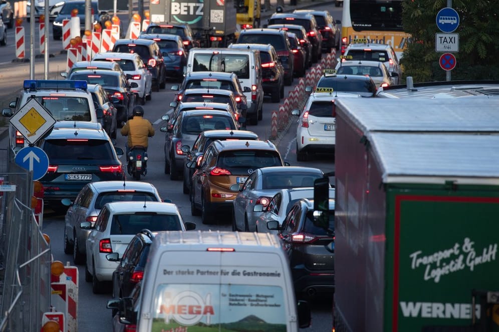 Autos stauen sich in der Stuttgarter Innenstadt.