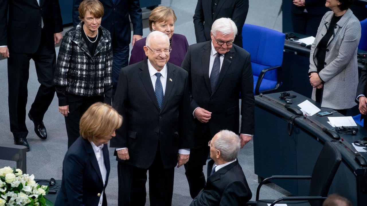 Israels Staatspräsident Reuven Rivlin, Bundeskanzlerin Angela Merkel und Bundespräsident Frank-Walter Steinmeier kommen ins Plenum.