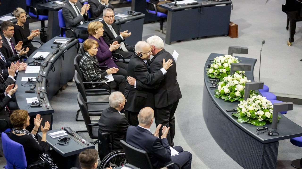 Reuven Rivlin und Frank-Walter Steinmeier umarmen sich bei der Gedenkstunde.