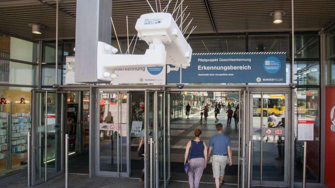 Bodenaufkleber weisen im Berliner Bahnhof Südkreuz während einer Testphase auf Bereiche zur Gesichtserkennung hin.