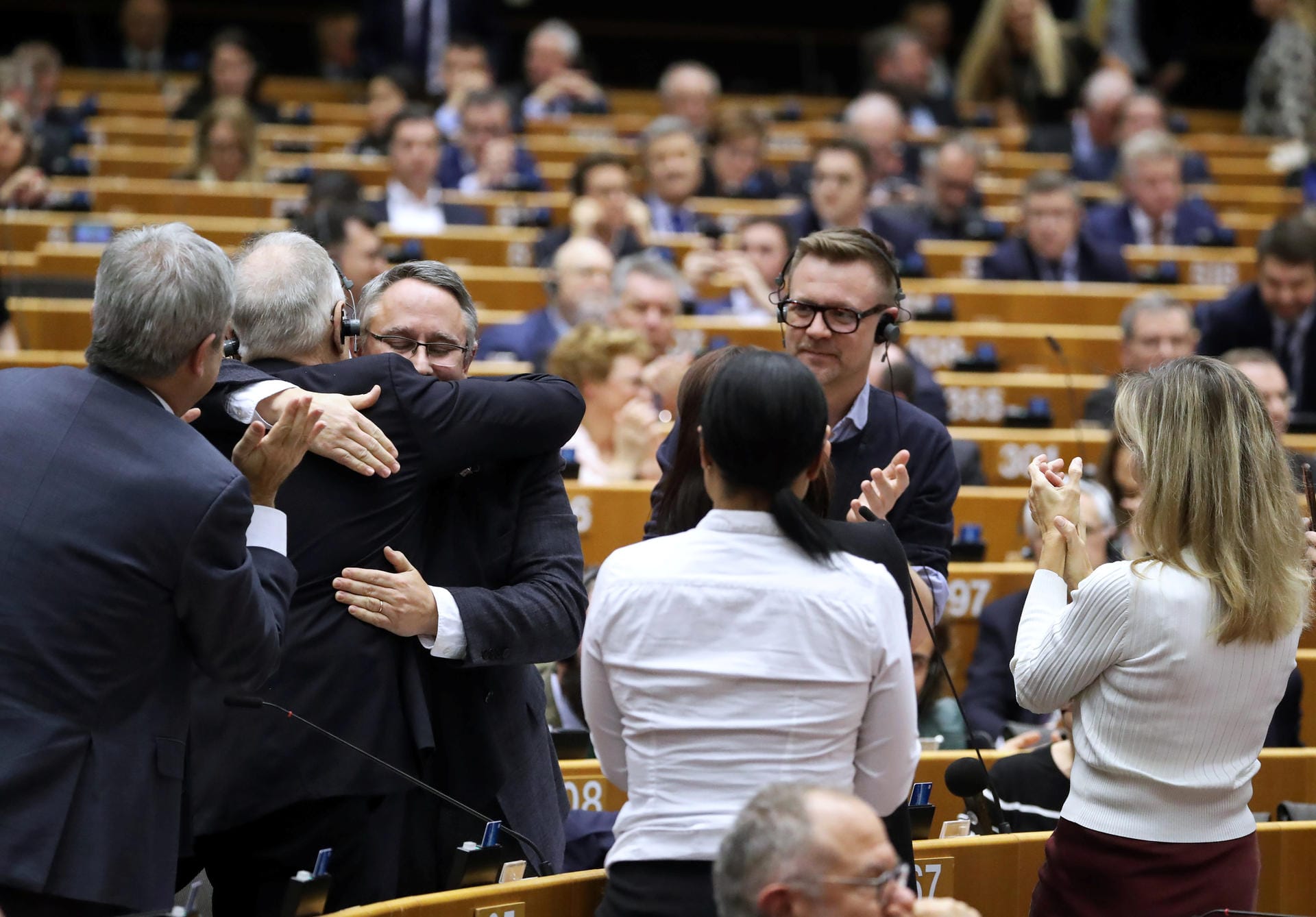 "Für immer zusammen": Parlamentarier liegen sich in den Armen, später singen sie gemeinsam.