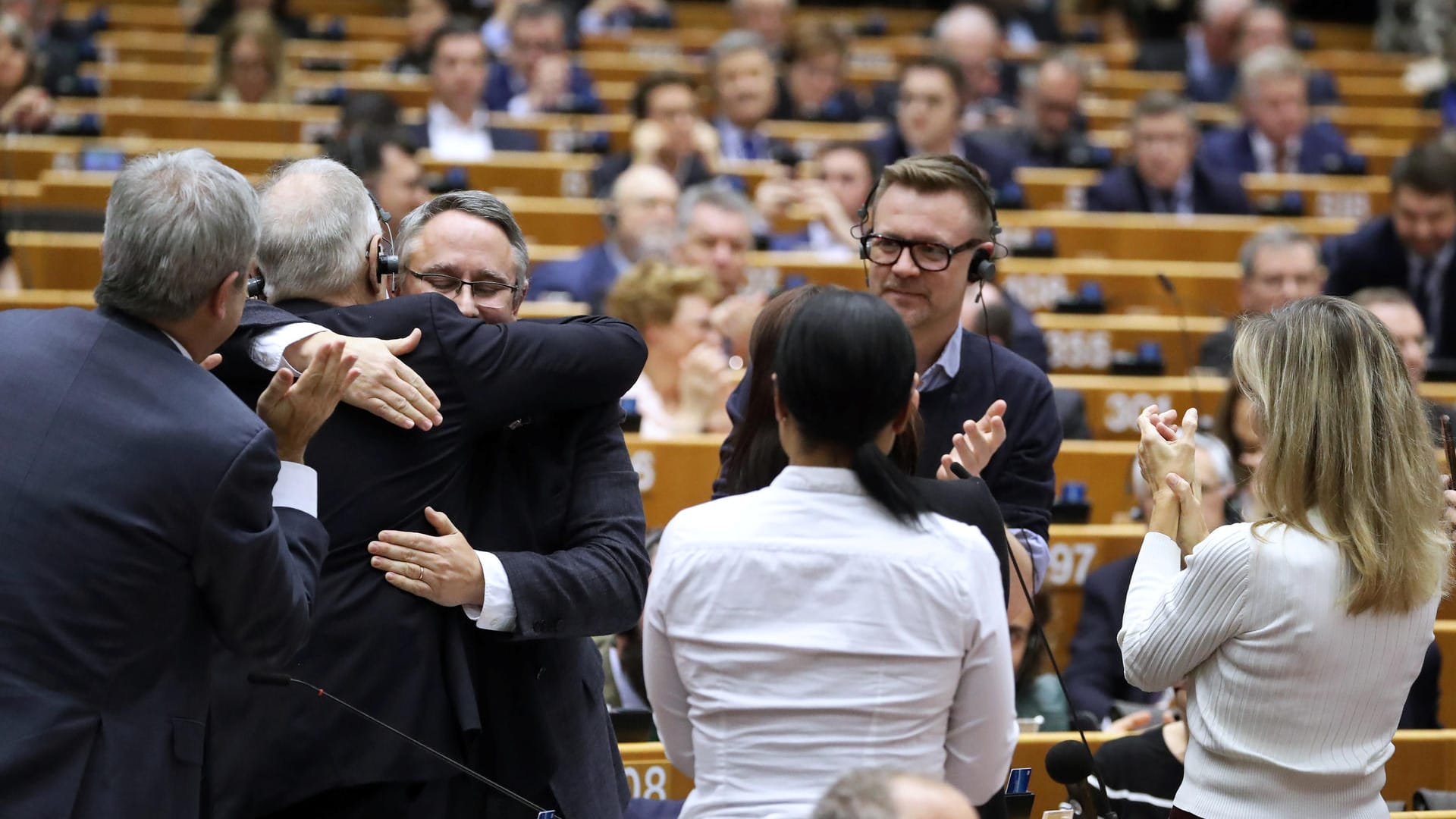 "Für immer zusammen": Parlamentarier liegen sich in den Armen, später singen sie gemeinsam.