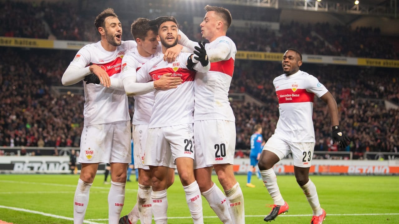 Die Stuttgarter Spieler feiern das 2:0 gegen Heidenheim. Die Stuttgarter Spieler feiern das 2:0 gegen Heidenheim.