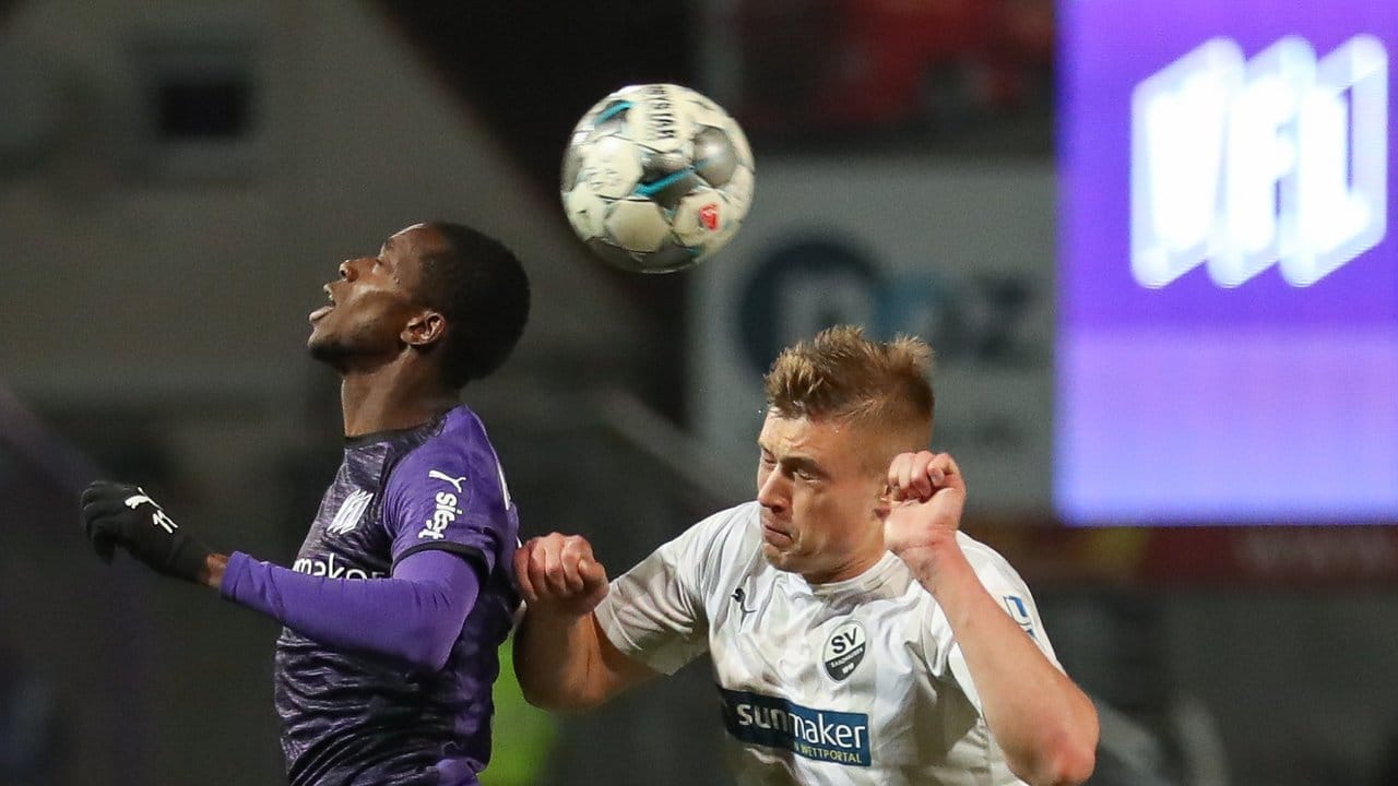 Osnabrücks Neuzugang Assan Ceesay (l) im Kampf um den Ball mit Aleksandr Zhirov aus Sandhausen. Osnabrücks Neuzugang Assan Ceesay (l) im Kampf um den Ball mit Aleksandr Zhirov aus Sandhausen.
