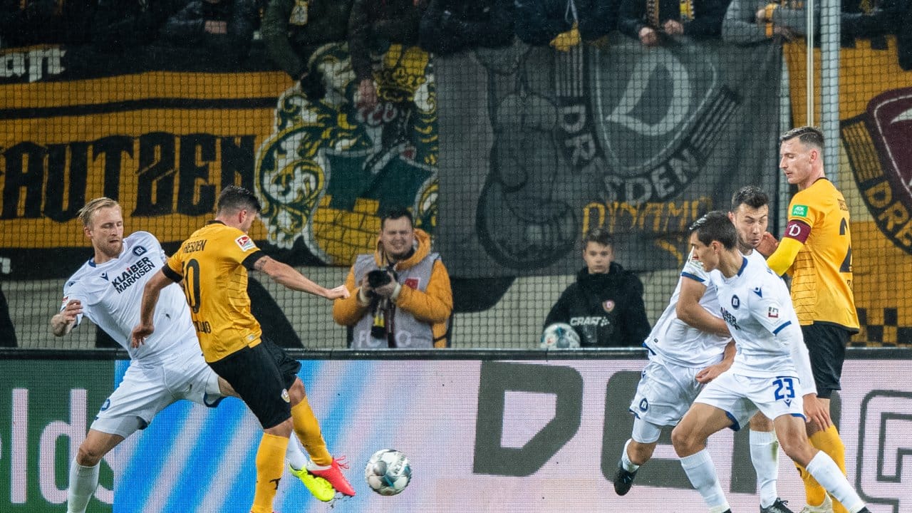 Dynamos Marco Terrazzino (M) erzielt gegen den Karlsruher SC das Tor zum 1:0. Dynamos Marco Terrazzino (M) erzielt gegen den Karlsruher SC das Tor zum 1:0.