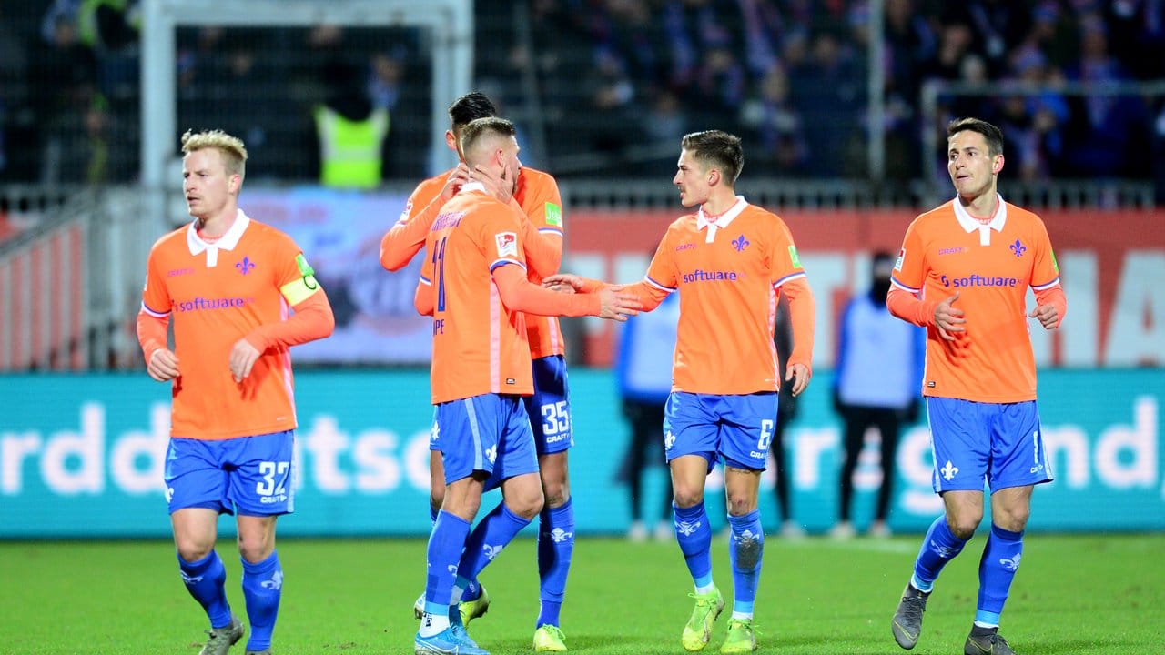 Darmstadts Spieler feiern den Treffer zum 1:1. Darmstadts Spieler feiern den Treffer zum 1:1.