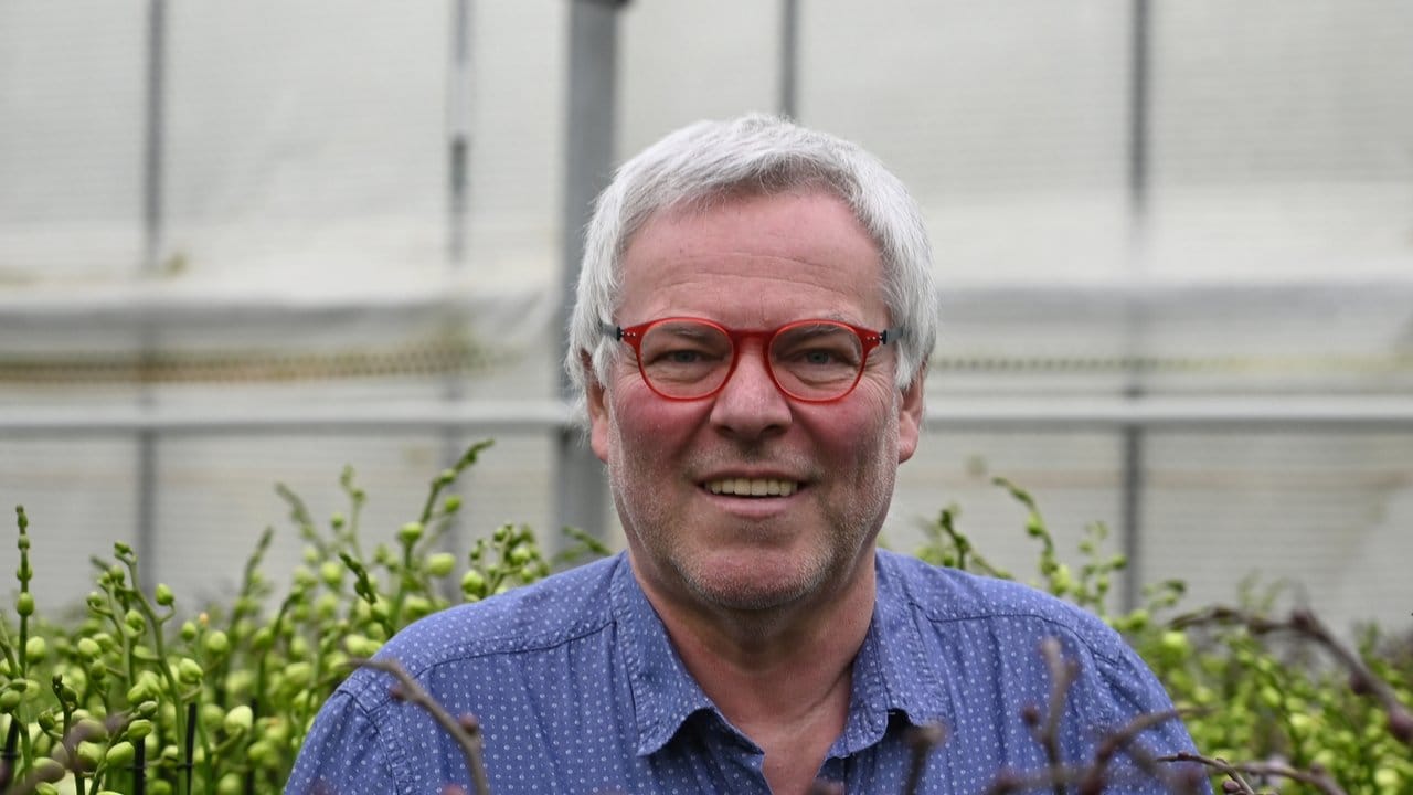 Thomas Koch ist Gartenbau-Ingenieur aus Lennestadt (Nordrhein-Westfalen). Thomas Koch ist Gartenbau-Ingenieur aus Lennestadt (Nordrhein-Westfalen).