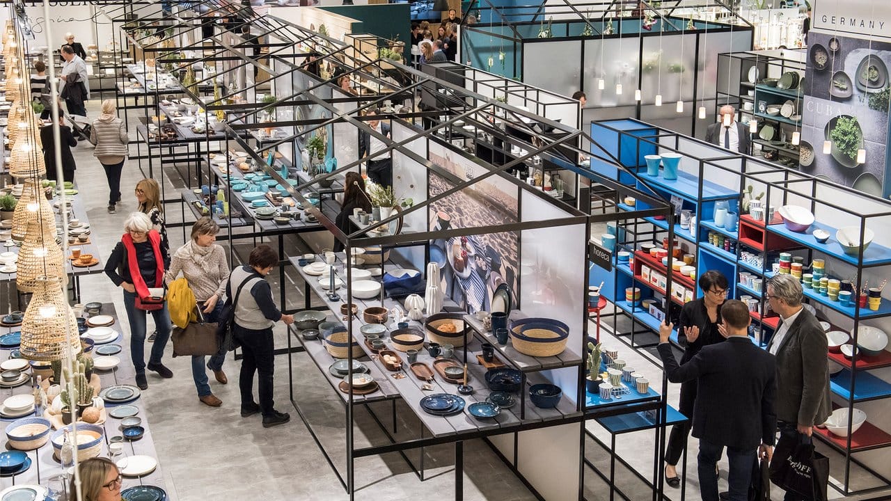 Auf der internationalen Konsumgütermesse Ambiente in Frankfurt am Main zeigen Hersteller unter anderem Küchenequipment, Wohndekorationen und Schmuck.