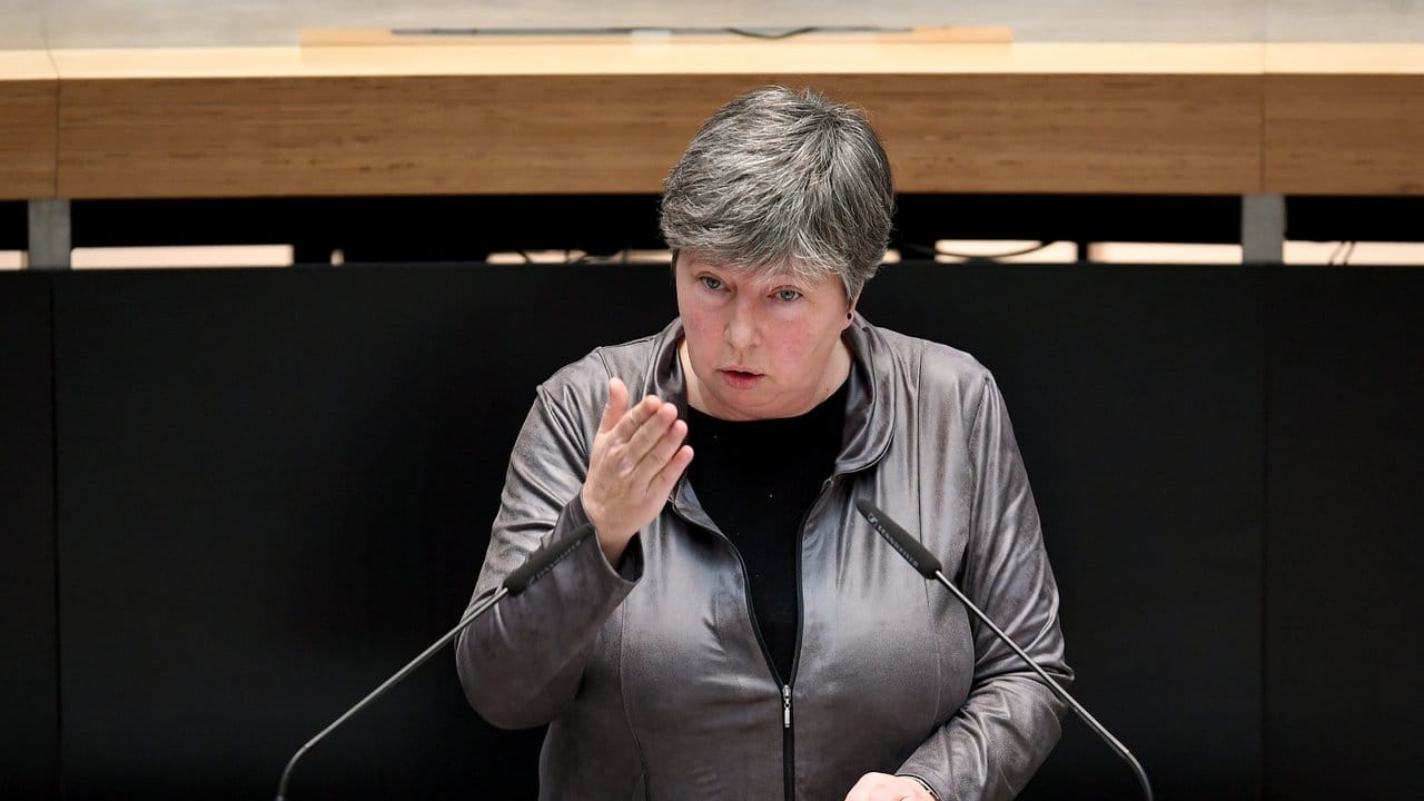 Stadtentwicklungssenatorin Katrin Lompscher (Die Linke) spricht bei der Plenarsitzung im Berliner Abgeordnetenhaus.