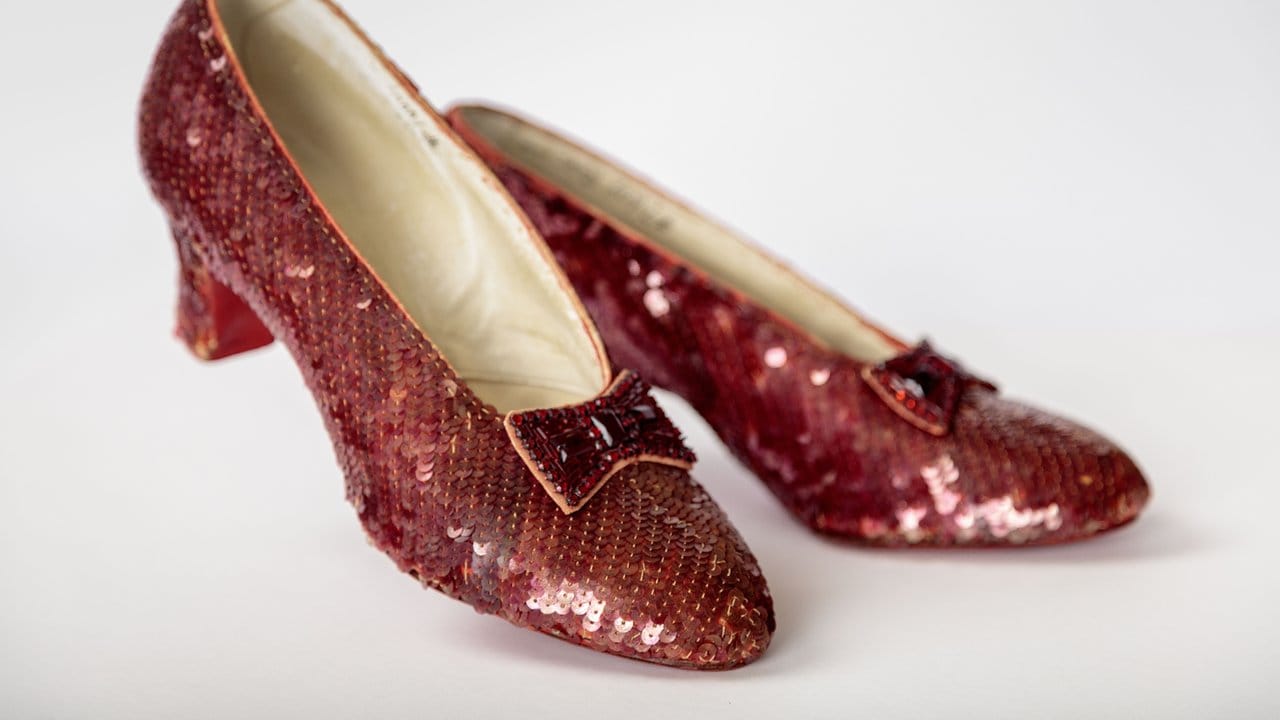 Dorothys rote Schuhe aus dem Film "Zauberer von Oz" (1939), die von Adrian designt wurden.