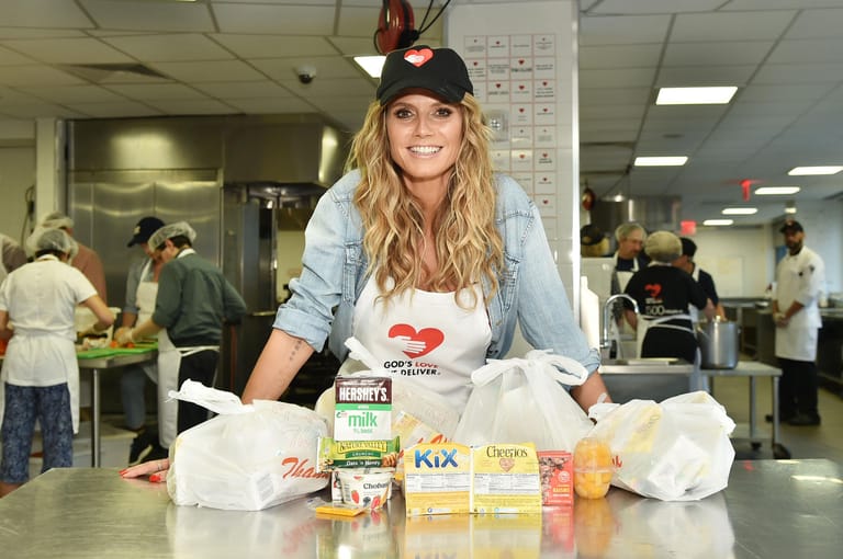 In New York hilft Heidi Klum 2018 für den guten Zweck in einer Suppenküche aus – nicht so glamourös, aber immer noch stylisch.