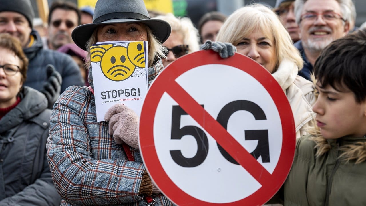 Menschen nehmen an einem weltweiten Protesttag gegen die fünfte Mobilfunkgeneration (5G) mit ultraschnellen Datenverbindungen auf dem Genfer Place des Nations teil.