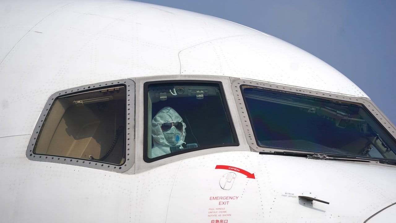 Sicher ist sicher: Ein Pilot im Schutzanzug parkt einen Jet auf dem internationalen Flughafen Wuhan-Tianhe. Sicher ist sicher: Ein Pilot im Schutzanzug parkt einen Jet auf dem internationalen Flughafen Wuhan-Tianhe.