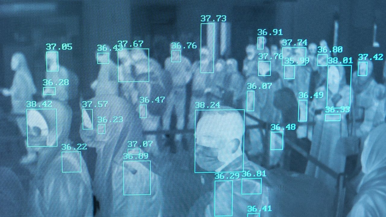 Gespenstische Bilder in Zeiten des Coronavirus: Ein Temperatur-Scanner am indonesischen Flughafen "Sultan Iskandar Muda" interessiert sich nur für eines - die Körpertemperatur der Reisenden. Gespenstische Bilder in Zeiten des Coronavirus: Ein Temperatur-Scanner am indonesischen Flughafen "Sultan Iskandar Muda" interessiert sich nur für eines - die Körpertemperatur der Reisenden.