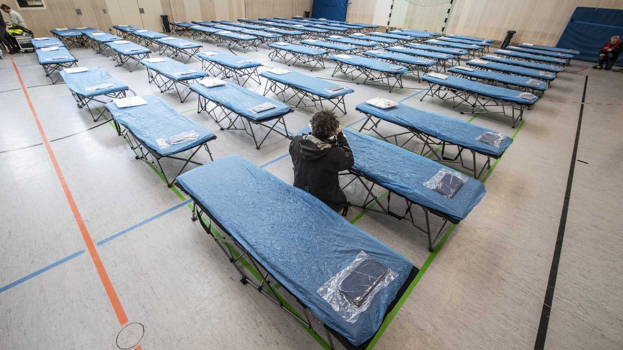 Diese Turnhalle auf dem Gelände des Frankfurter Flughafens steht als erste Quarantäne für die aus Wuhan ausgeflogenen Menschen bereit. Diese Turnhalle auf dem Gelände des Frankfurter Flughafens steht als erste Quarantäne für die aus Wuhan ausgeflogenen Menschen bereit.