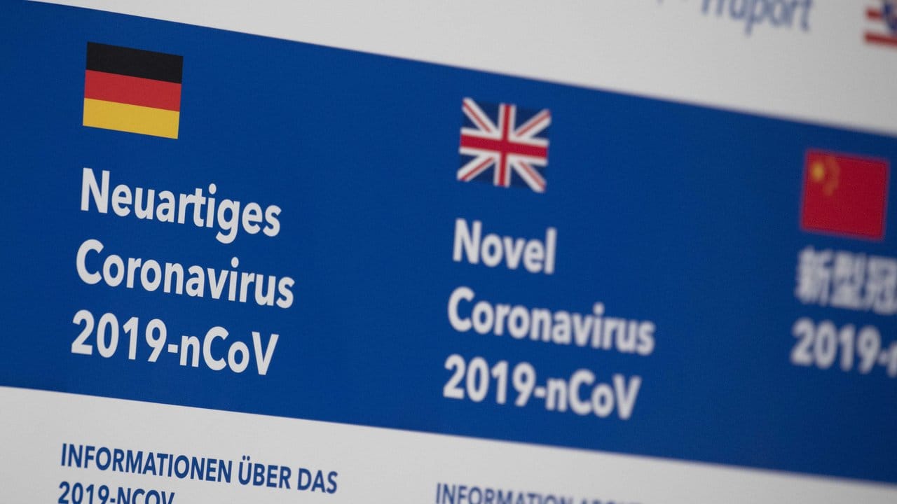 Ein Hinweisschild informiert in der Quarantänehalle auf dem Gelände des Flughafens in Frankfurt über das Corona-Virus. Ein Hinweisschild informiert in der Quarantänehalle auf dem Gelände des Flughafens in Frankfurt über das Corona-Virus.