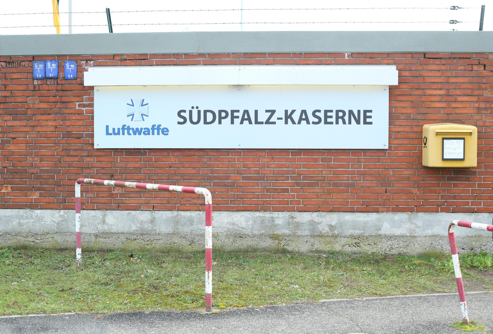 Nach der Untersuchung am Flughafen kommen die ausgeflogenen Deutschen in der Südpfalz-Kaserne in Germersheim unter. Nach der Untersuchung am Flughafen kommen die ausgeflogenen Deutschen in der Südpfalz-Kaserne in Germersheim unter.