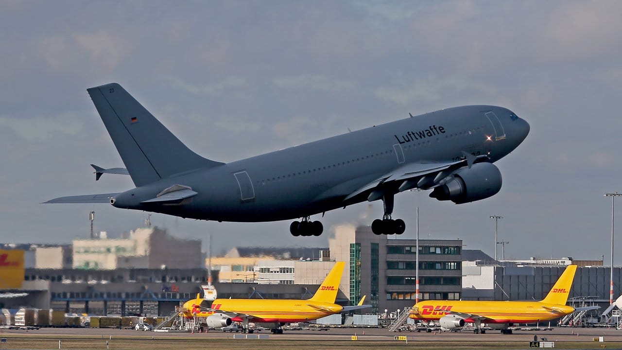 Der Airbus A310 der Luftwaffe beim Start vom Flughafen Köln/Bonn. Der Airbus A310 der Luftwaffe beim Start vom Flughafen Köln/Bonn.