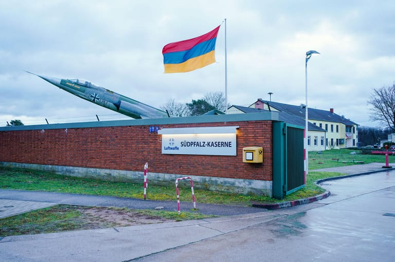 Der Eingang zur Südpfalz-Kaserne: Die Passagiere des Rückholflugs aus China sollen zentral in der Kaserne des Luftwaffenstützpunkt Germersheim in Rheinland-Pfalz untergebracht werden.
