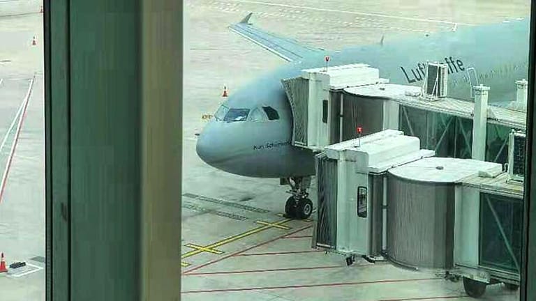 Der Rückholflieger am Flughafen Wuhan: Die Rückkehrer haben die Nacht am Flughafen verbracht, bevor die Maschine nach Angaben der Bundeswehr um 09.20 Uhr Ortszeit (02.20 Uhr deutscher Zeit) startete. Am Samstagnachmittag werden sie in Frankfurt erwartet.