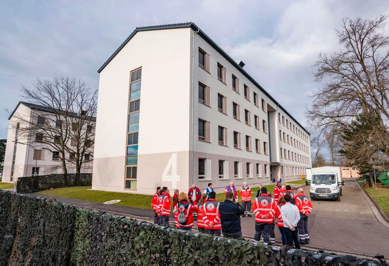 Mitarbeiter des Roten Kreuzes auf dem Kasernen-Gelände: Experten des Roten Kreuzes übernehmen die Betreuung der Quarantäne – dazu gehört zum Beispiel tägliches Fiebermessen.