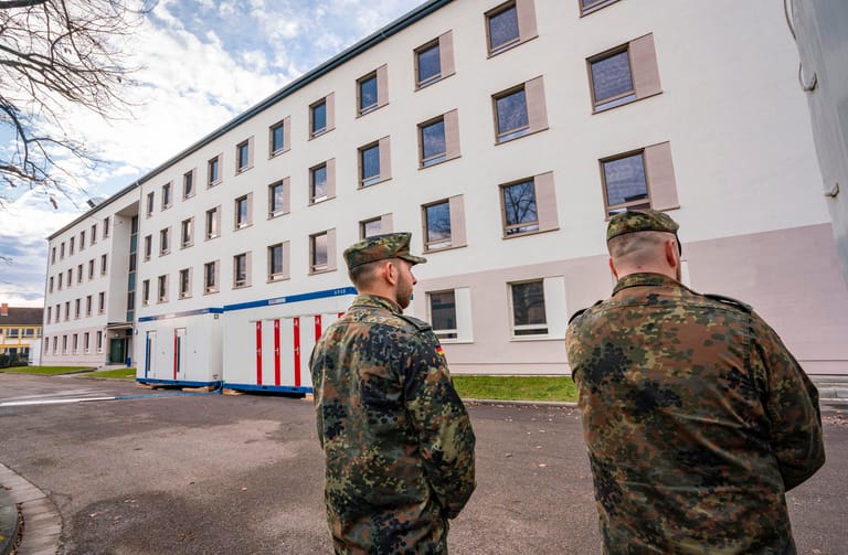 Soldaten stehen vor dem Gebäude in Germersheim: Die Kaserne sei "optimal ausgestattet" für eine "gute und angemessene Betreuung", sagte die rheinland-pfälzische Gesundheitsministerin Sabine Bätzing-Lichtenthäler (SPD).