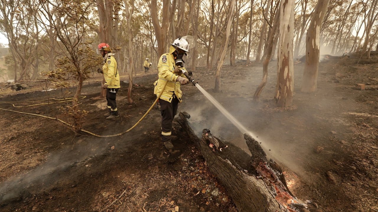 Feuerwehrmänner löschen in der Nähe von Michelago, New South Wales, einen Buschbrand. Feuerwehrmänner löschen in der Nähe von Michelago, New South Wales, einen Buschbrand.