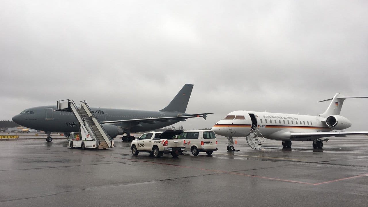 Der Bundeswehr-Airbus "Kurt Schumacher" und eine Regierungsmaschine am Flughafen Helsinki. Der Bundeswehr-Airbus "Kurt Schumacher" und eine Regierungsmaschine am Flughafen Helsinki.