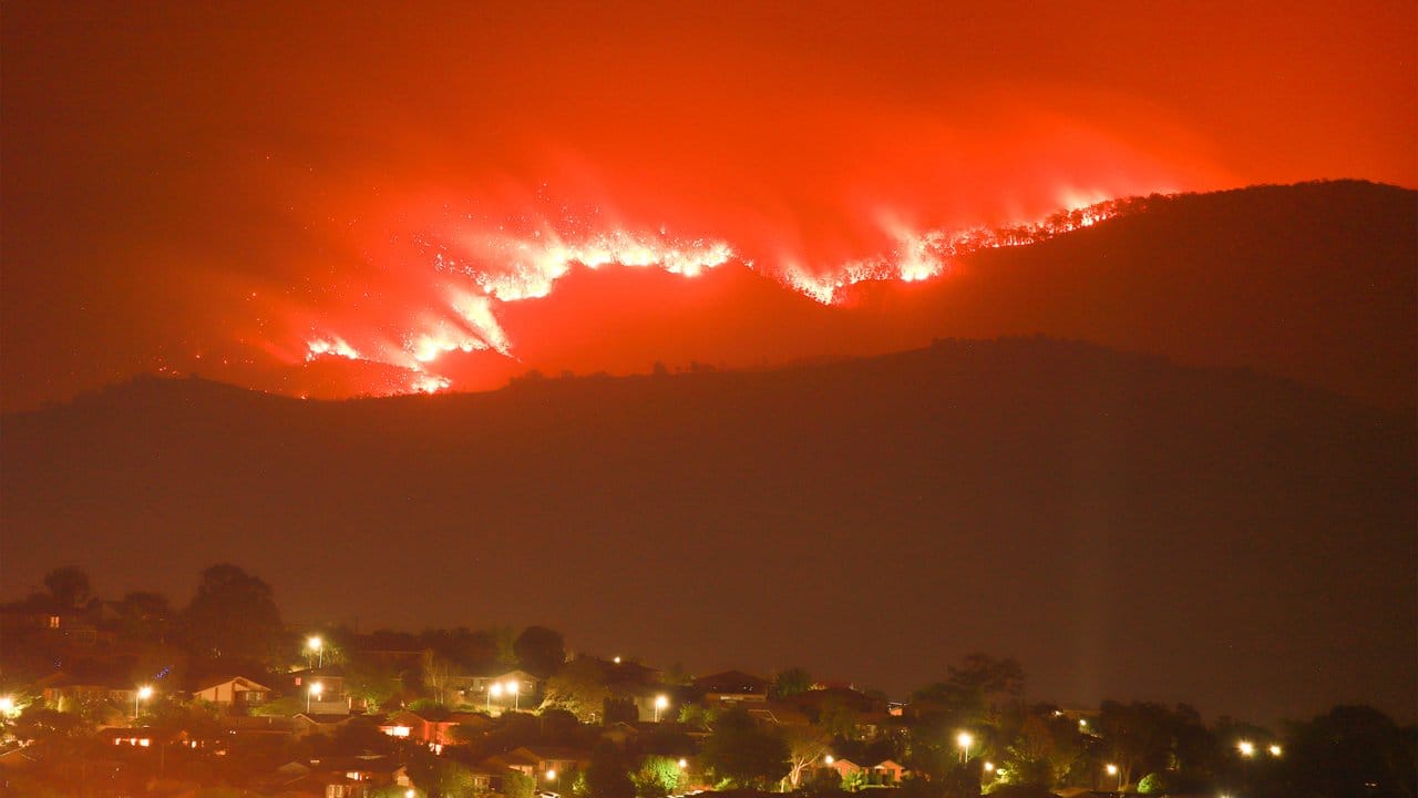 Wegen eines riesigen Feuers haben die Behörden für die Hauptstadt-Region den Notstand ausgerufen. Wegen eines riesigen Feuers haben die Behörden für die Hauptstadt-Region den Notstand ausgerufen.