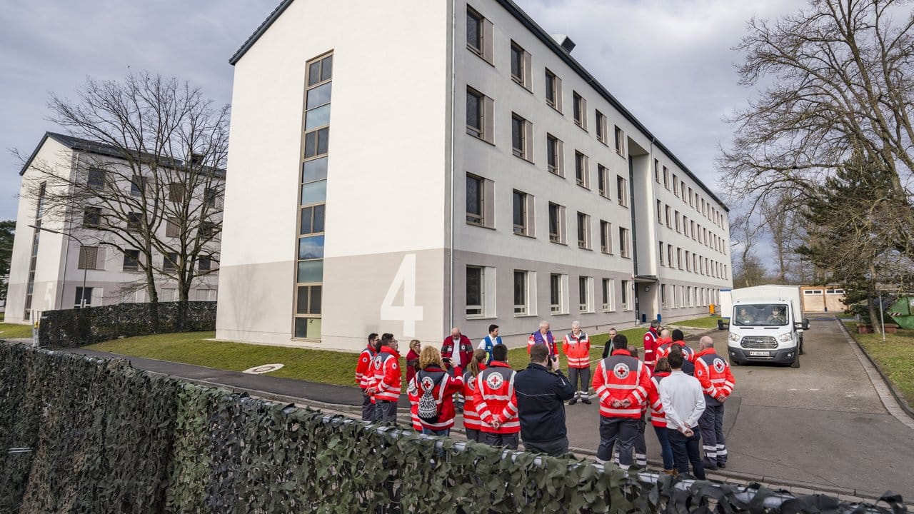 In der Kaserne Südpfalz der Bundeswehr sollen die aus Wuhan ausgeflogenen Deutschen zwei Wochen in Quarantäne verbringen. In der Kaserne Südpfalz der Bundeswehr sollen die aus Wuhan ausgeflogenen Deutschen zwei Wochen in Quarantäne verbringen.