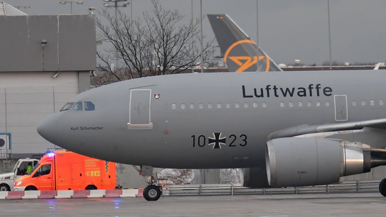 Der Airbus der Bundeswehr kommt auf dem Frankfurter Flughafen an. Der Airbus der Bundeswehr kommt auf dem Frankfurter Flughafen an.