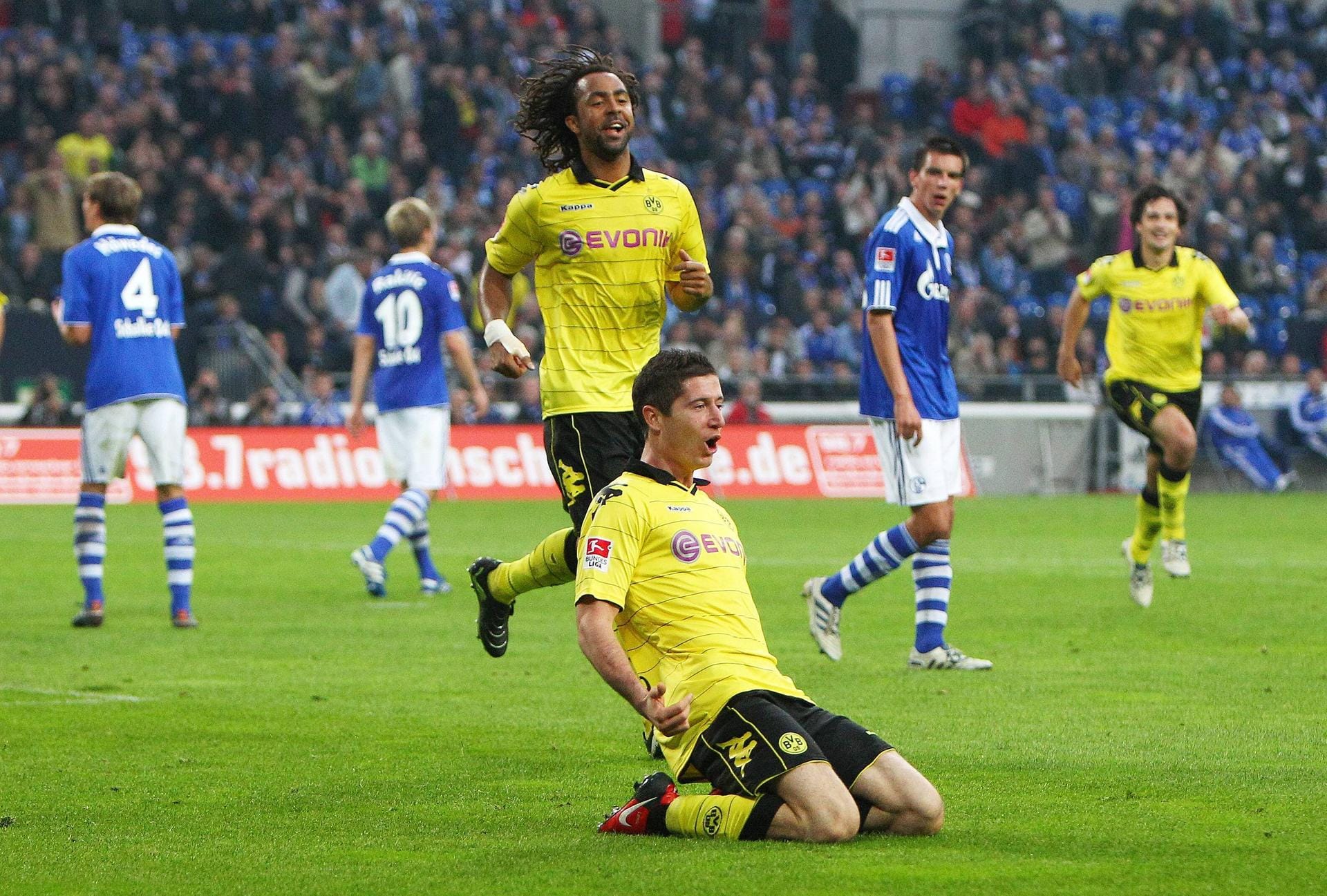 Robert Lewandowski (Borussia Dortmund/ 1 Tor): Der dominierende Torjäger der 2010er-Jahre erlebte sein Bundesligadebüt bei Borussia Dortmund. Nachdem er zu Saisonbeginn 2010/11 zweimal ausgewechselt wurde und einmal ganz draußen blieb, gelang dem Polen am 4. Spieltag im Revierderby gegen Schalke als Einwechselspieler sein erster Treffer. Der BVB gewann 3:1.