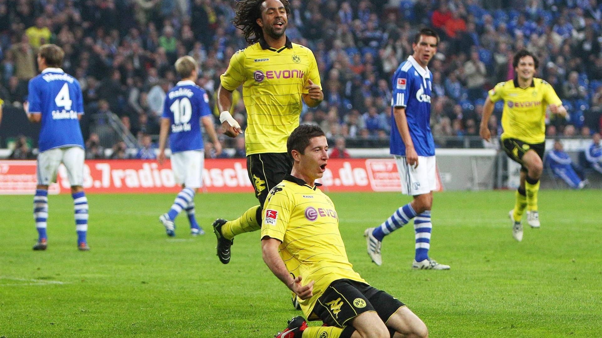 Robert Lewandowski (Borussia Dortmund/ 1 Tor): Der dominierende Torjäger der 2010er-Jahre erlebte sein Bundesligadebüt bei Borussia Dortmund. Nachdem er zu Saisonbeginn 2010/11 zweimal ausgewechselt wurde und einmal ganz draußen blieb, gelang dem Polen am 4. Spieltag im Revierderby gegen Schalke als Einwechselspieler sein erster Treffer. Der BVB gewann 3:1.