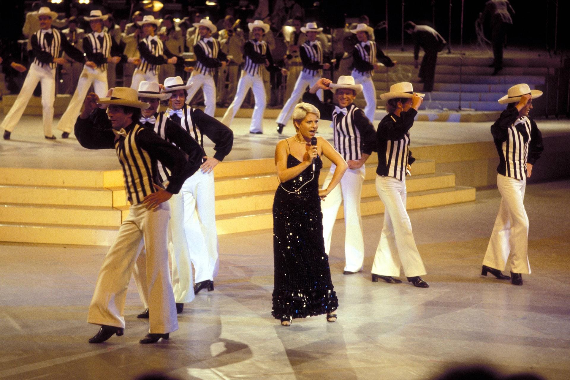 Gruppenbild mit Dame: Die Sängerin und Moderatorin Dagmar Frederic tanzt mit den Herren des Deutschen Fernsehballetts.