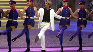 Hahn im Korb: Der Sänger und Moderator Florian Silbereisen tanzt im November 2003 mit dem Fernsehballett in der Superhitparade der Volksmusik im ZDF.
