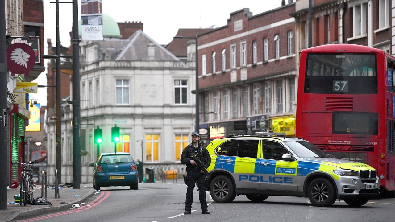 Ein bewaffneter Polizist sperrt im Süden Londons eine Straße ab.