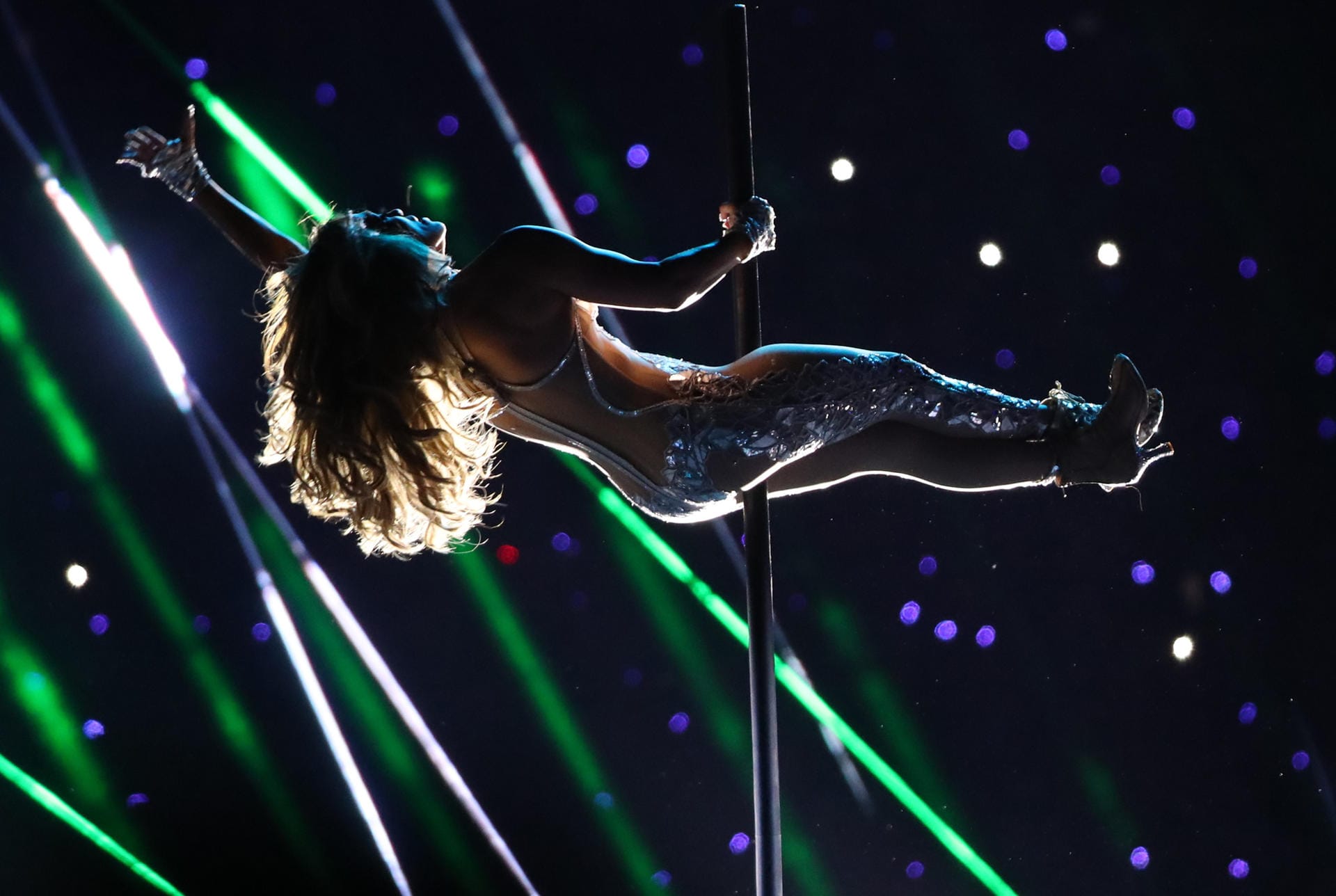 Halbzeit-Show beim Super Bowl: Die 50-Jährige Jennifer Lopez zeigt ihren durchtrainierten Körper.
