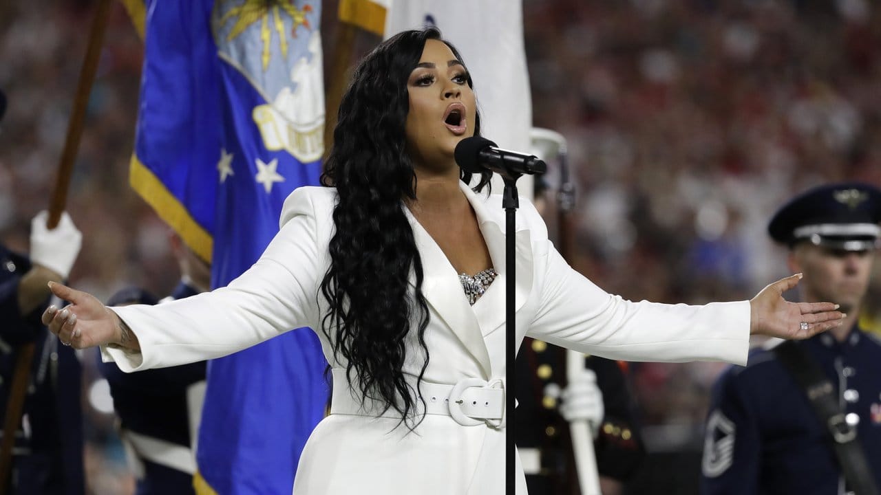 Demi Lovato singt vor dem Spiel die US-amerikanische Nationalhymne.