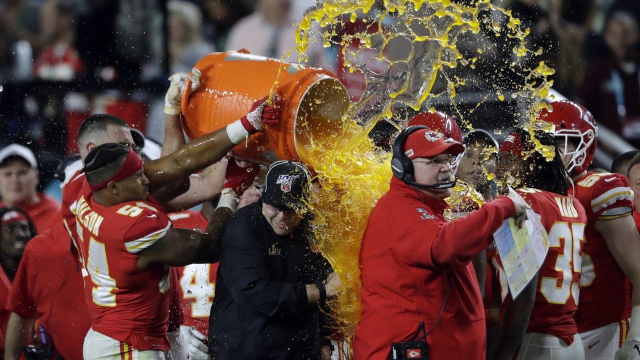Die Spieler der Kansas City Chiefs gießen den klebrigen Inhalt einer Kühlbox über ihren Trainer Andy Reid.