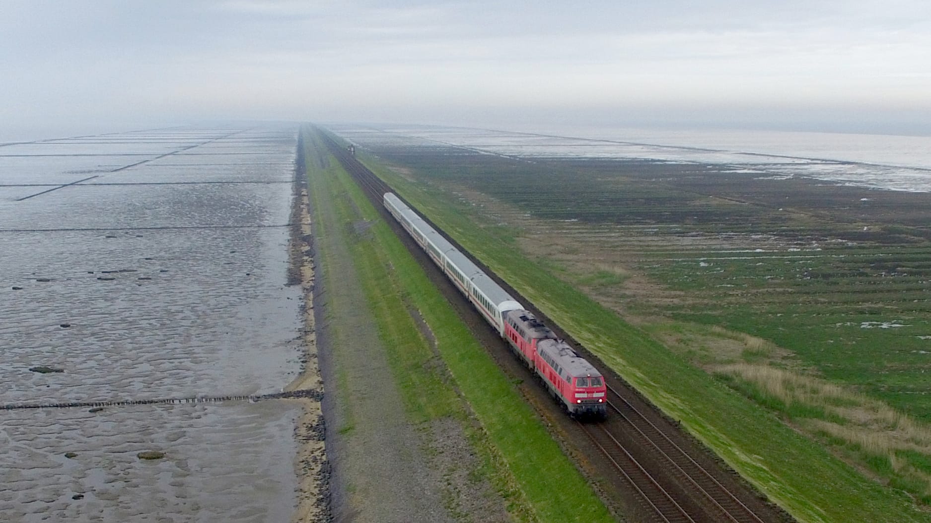 Sylt-Shuttle: Ein Zug der Deutschen Bahn fährt über den Hindenburgdamm zwischen Sylt und Niebüll.