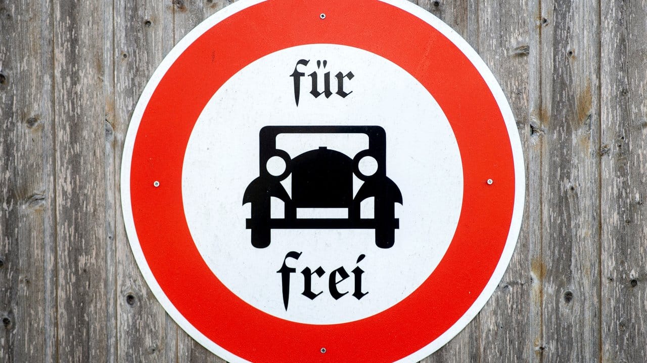 Das Verkehrsschild hängt am Tor einer Halle im Ortsteil Störy, in der auch der elektrisch betriebene Stadt- und Servicewagen "HAWA EM3" aus dem Jahr 1922 untergebracht ist. Das Verkehrsschild hängt am Tor einer Halle im Ortsteil Störy, in der auch der elektrisch betriebene Stadt- und Servicewagen "HAWA EM3" aus dem Jahr 1922 untergebracht ist.