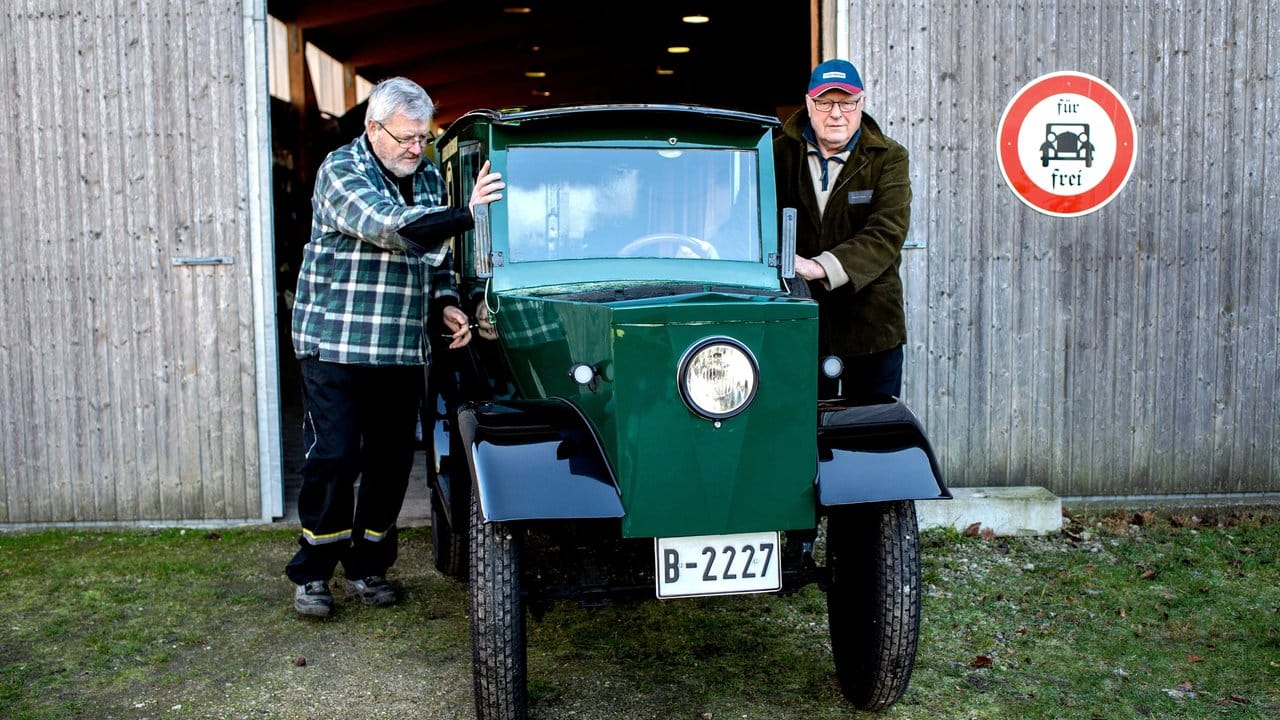 Reinhard Koch (l) und Klaus Thon, beide Mitglieder der Interessengemeinschaft Hanomag, schieben den elektrisch betriebenen Stadt- und Servicewagen "HAWA EM3" aus dem Jahr 1922 aus einer Halle. Reinhard Koch (l) und Klaus Thon, beide Mitglieder der Interessengemeinschaft Hanomag, schieben den elektrisch betriebenen Stadt- und Servicewagen "HAWA EM3" aus dem Jahr 1922 aus einer Halle.
