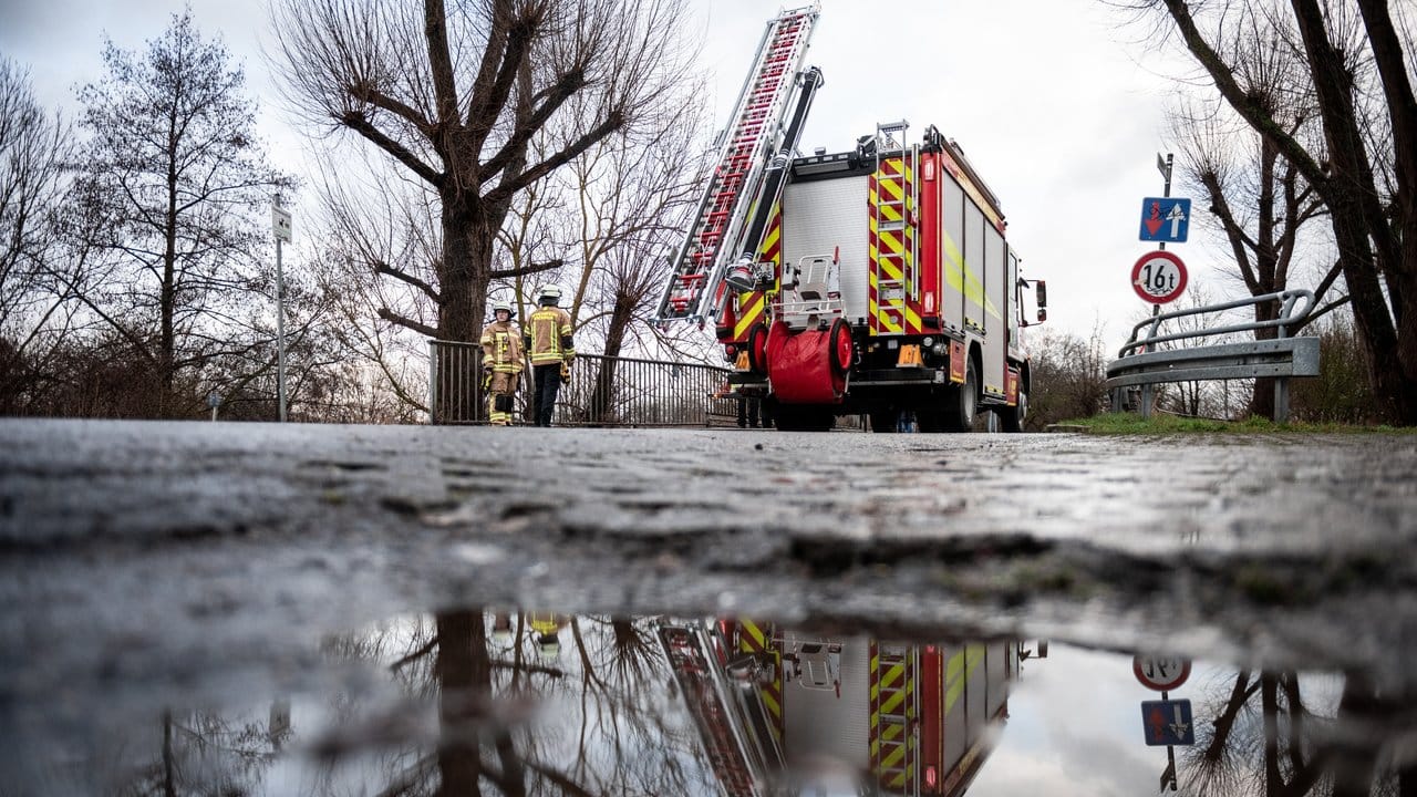 Ein Feuerwehrauto steht auf einer Brücke, die über den Fluss Hönne führt.