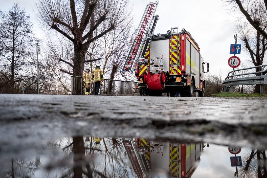 Ein Feuerwehrauto steht auf einer Brücke, die über den Fluss Hönne führt.