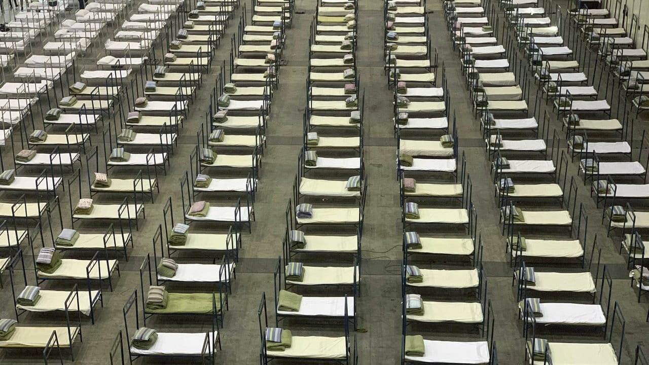 Betten stehen in einem Kongresszentrum in Wuhan, das zu einem provisorischen Krankenhaus umgebaut wurde. Betten stehen in einem Kongresszentrum in Wuhan, das zu einem provisorischen Krankenhaus umgebaut wurde.