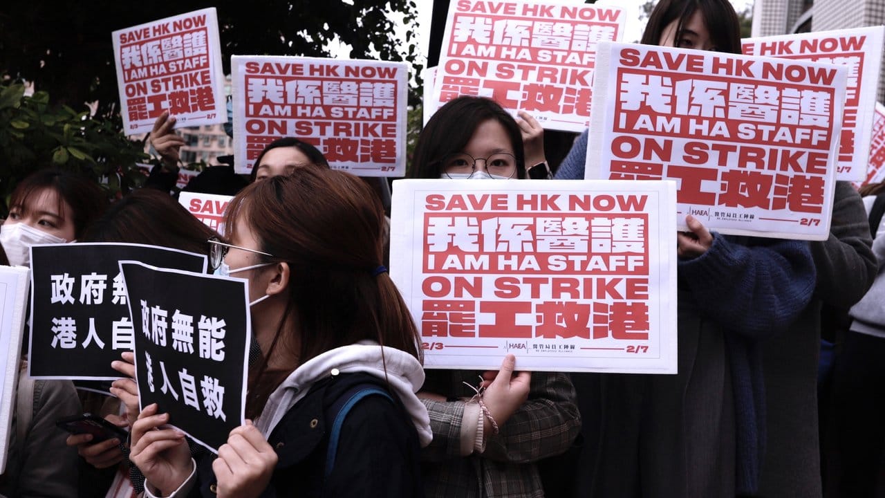 In Hongkong demonstrieren Krankenhausmitarbeiter für die Schließung der Grenze zu China - zum Schutz vor dem Coronavirus. In Hongkong demonstrieren Krankenhausmitarbeiter für die Schließung der Grenze zu China - zum Schutz vor dem Coronavirus.