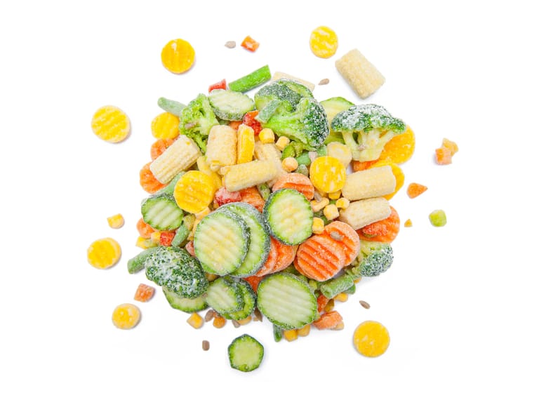 Gemüse: Bevor Sie Gemüse einfrieren, sollten Sie Sorten wie Auberginen, Fenchel oder Grünkohl blanchieren. Einige Sorten wie Feldsalat eignen sich jedoch nicht zum Tiefkühlen.